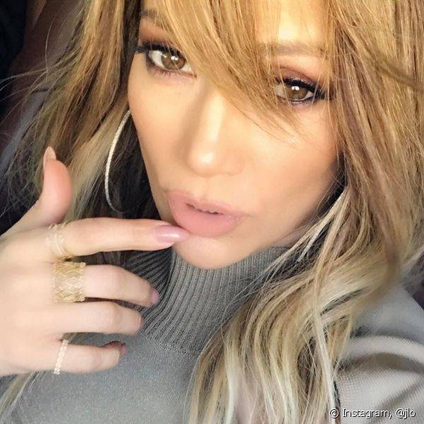 As unhas em stiletto e tom nude rosado de Jennifer Lopez combinaram com a make numa combina??o cl?ssica e sexy (Foto: Instagram @jlo)